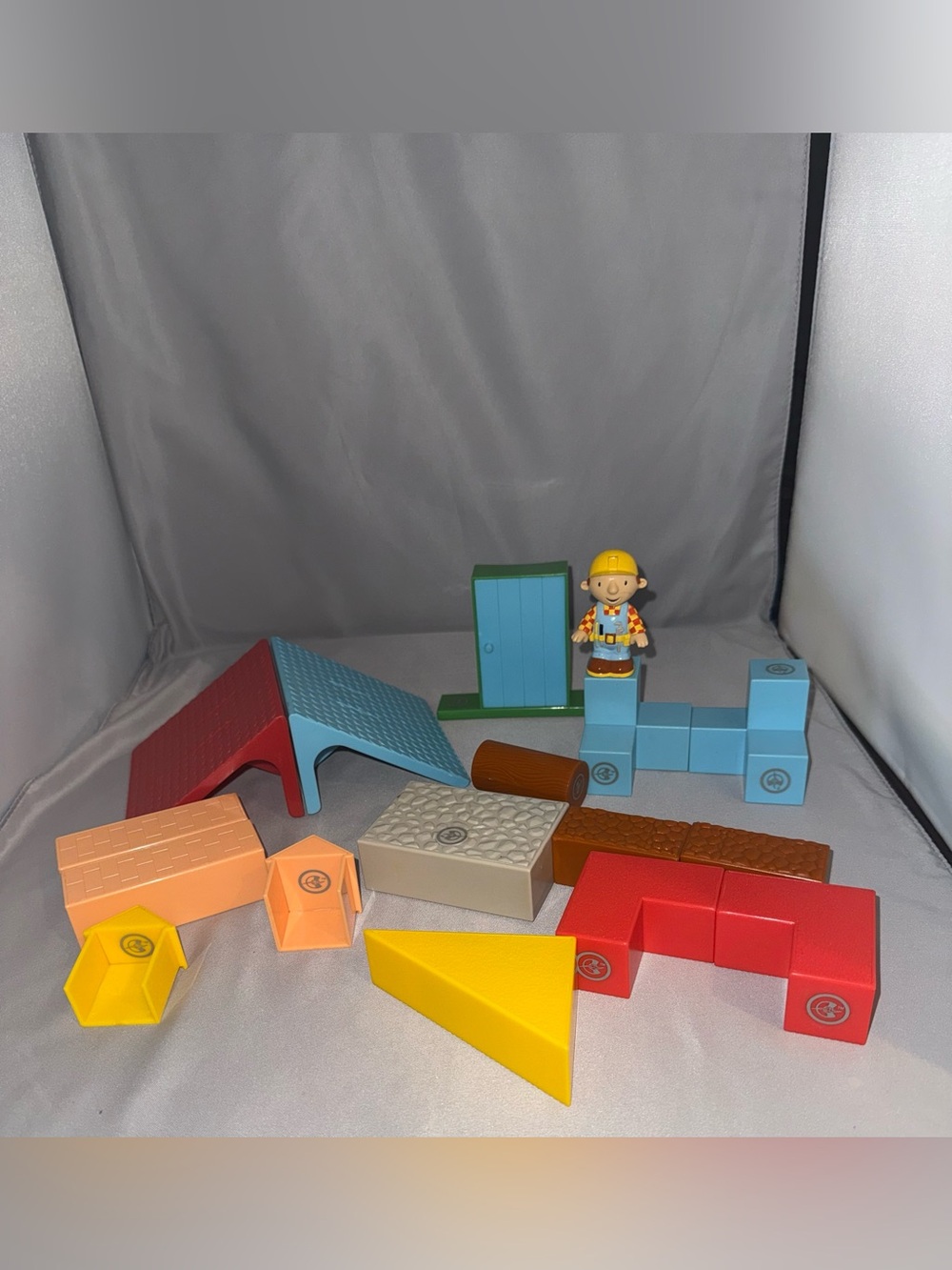 Bob The Builder Magnetic Click Bricks 17 pieces